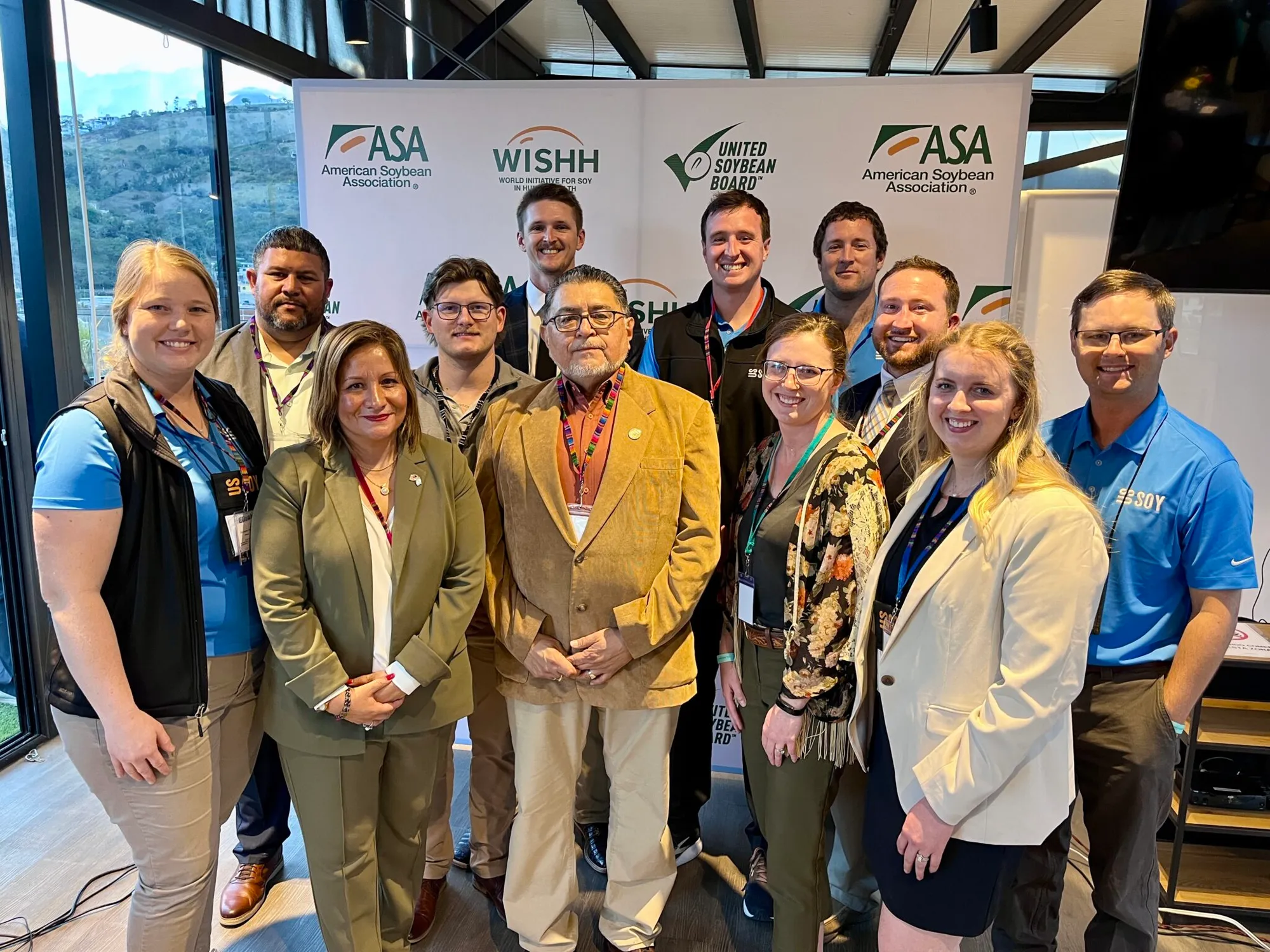 See for Yourself participants pose with Guatemala’s Minister of Agriculture Maynor Estrada at a WISHH Food Security Dialogue.